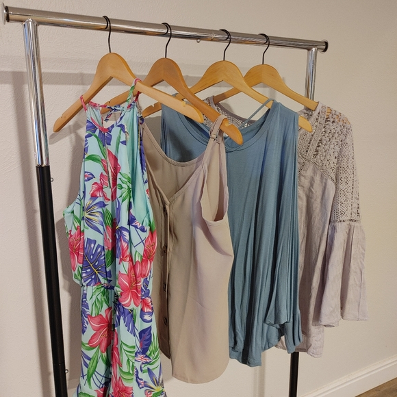 Women's Clothing - Picture 4 of 6